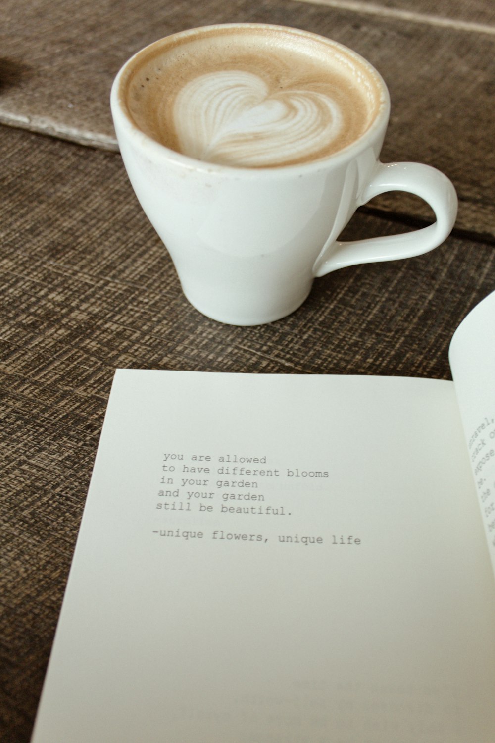 Milchkaffee auf offenem Buch