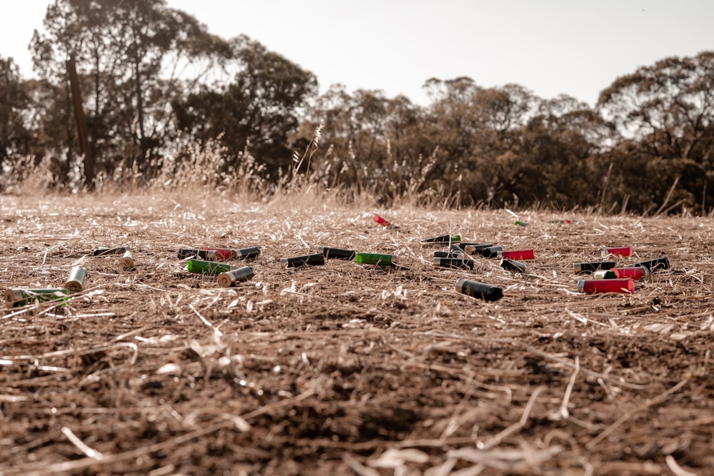 casquillos de bala rojos y negros en el suelo