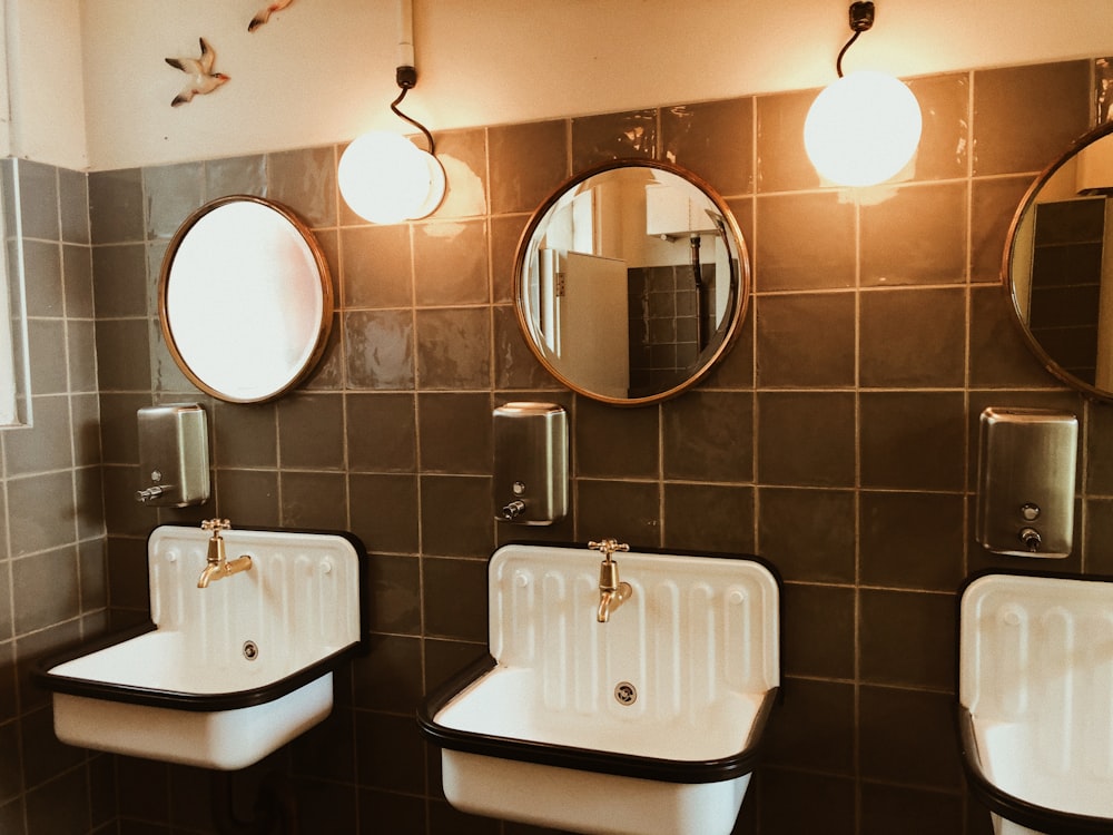 white ceramic sink