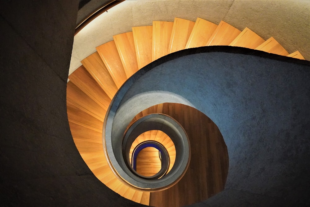 茶色の木製の螺旋階段のハイアングル写真