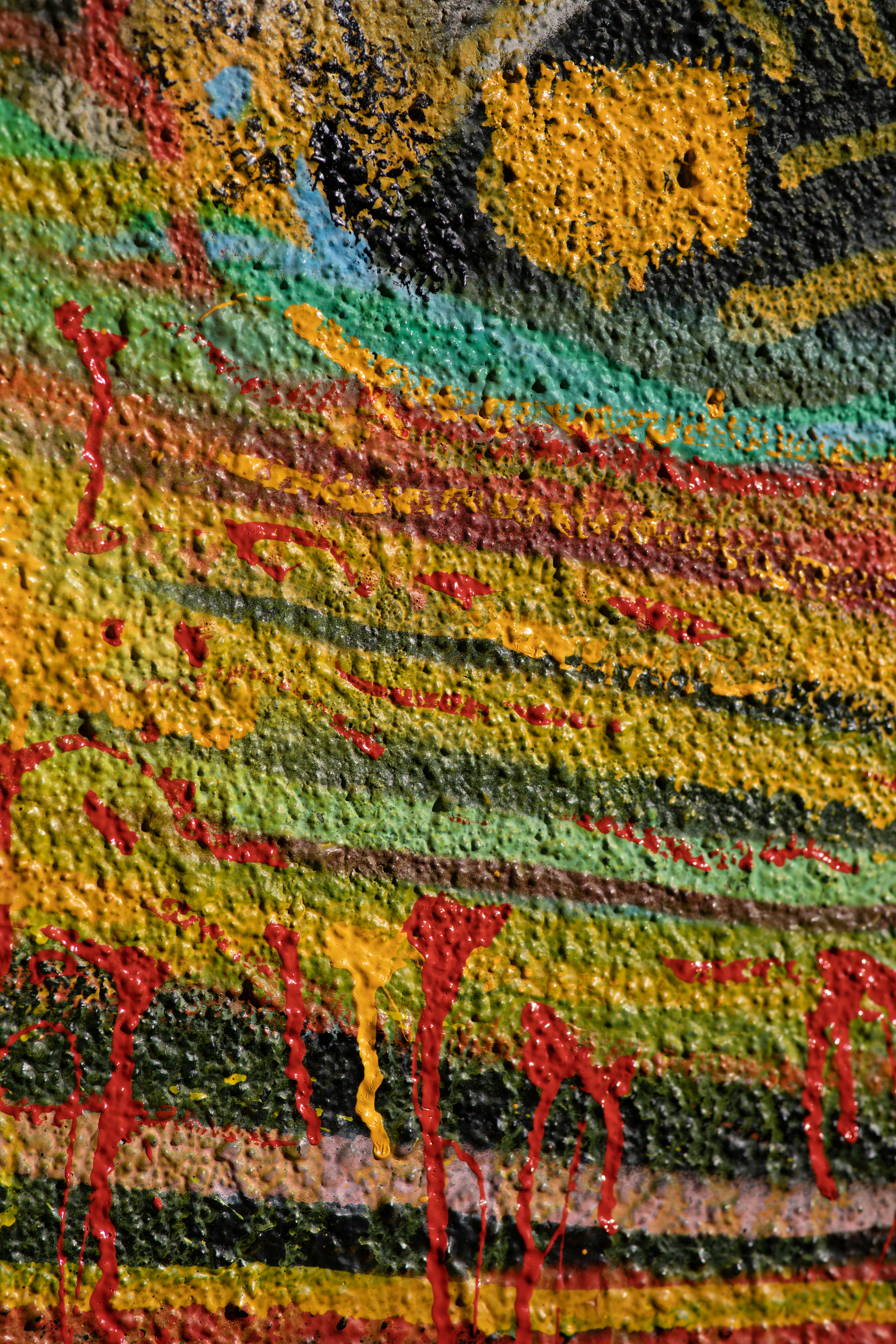 eine nahaufnahme eines gemäldes an einer wand