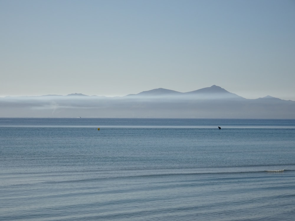 日中の海と山の島