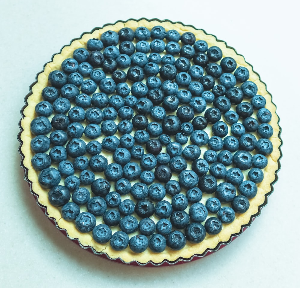 gâteau au fromage aux bleuets sur surface blanche
