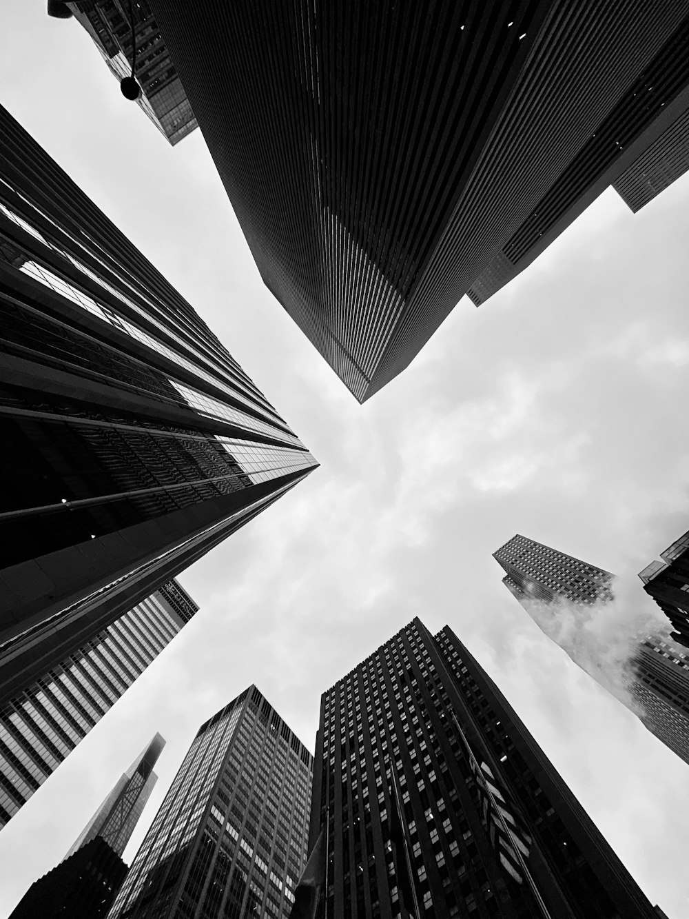 Fotografía de ángulo bajo del edificio