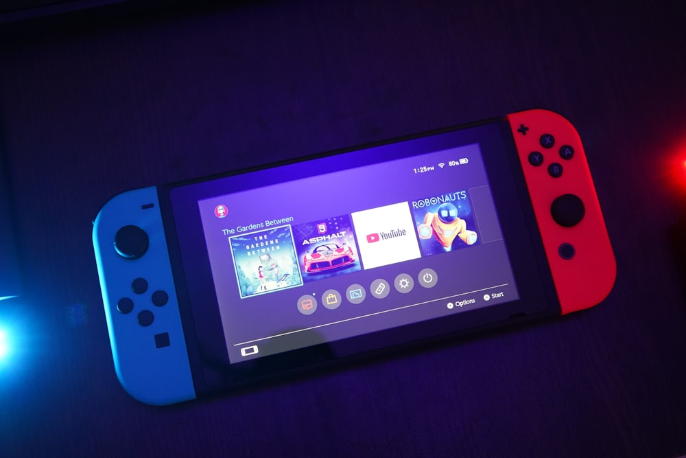 Console Nintendo Switch allumée avec les commandes Joy-Con