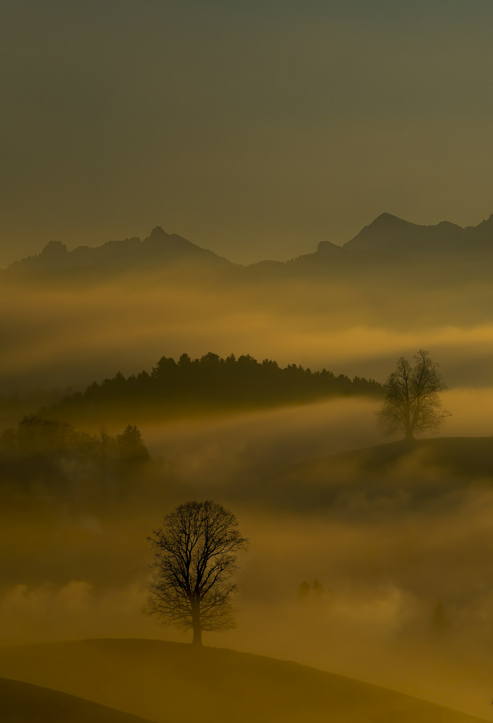 Sony a7R IV + Sony FE 70-200mm F4 G OSS sample photo. Mist and mountains photography