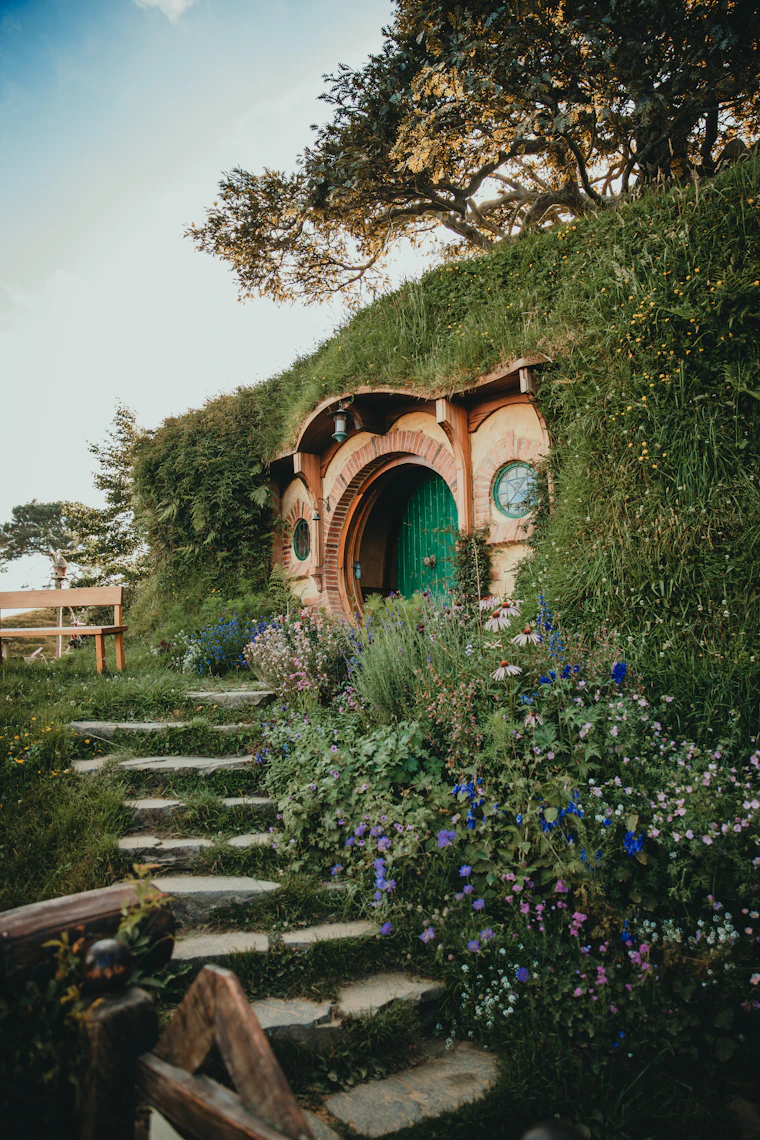 A hobbit hole in bloom, Hobbiton