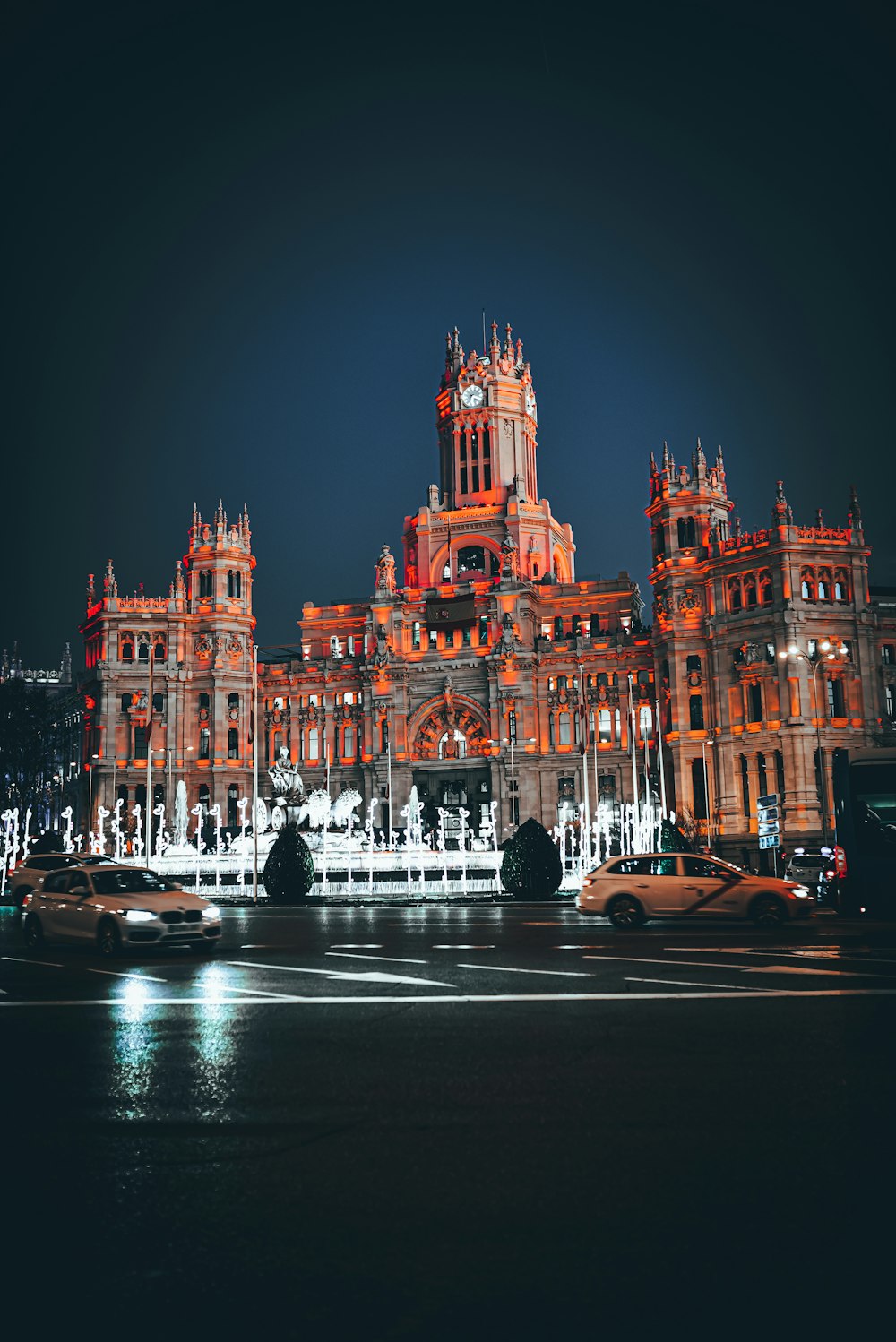 bâtiment brun pendant la nuit