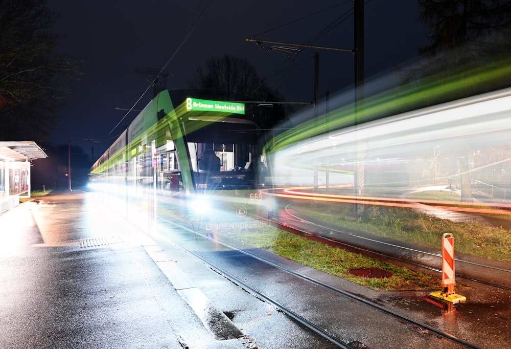 grüner und grauer Zug