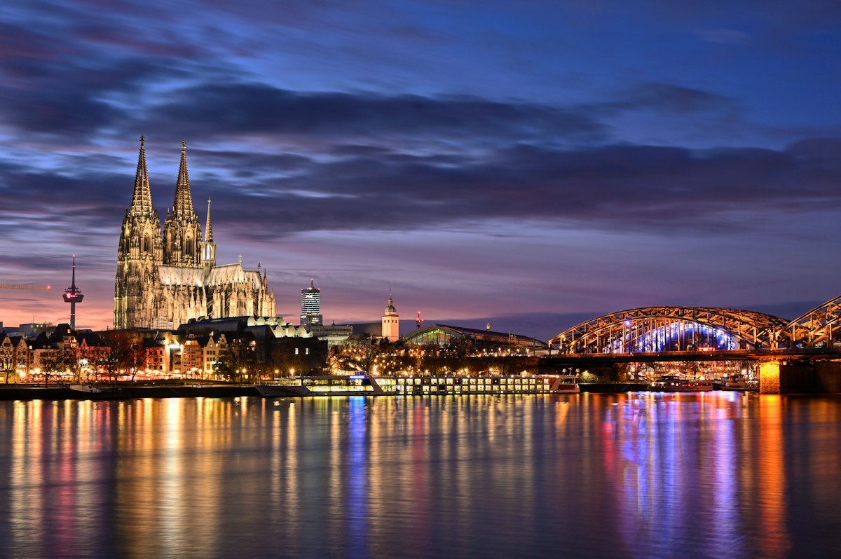 Cologne la nuit, au bord du Rhin