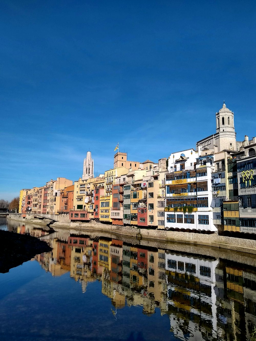 Edificios de la ciudad junto al río