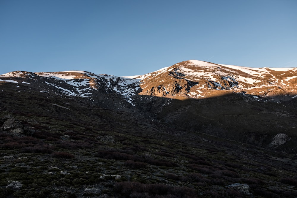 montanhas cobertas de neve durante o dia