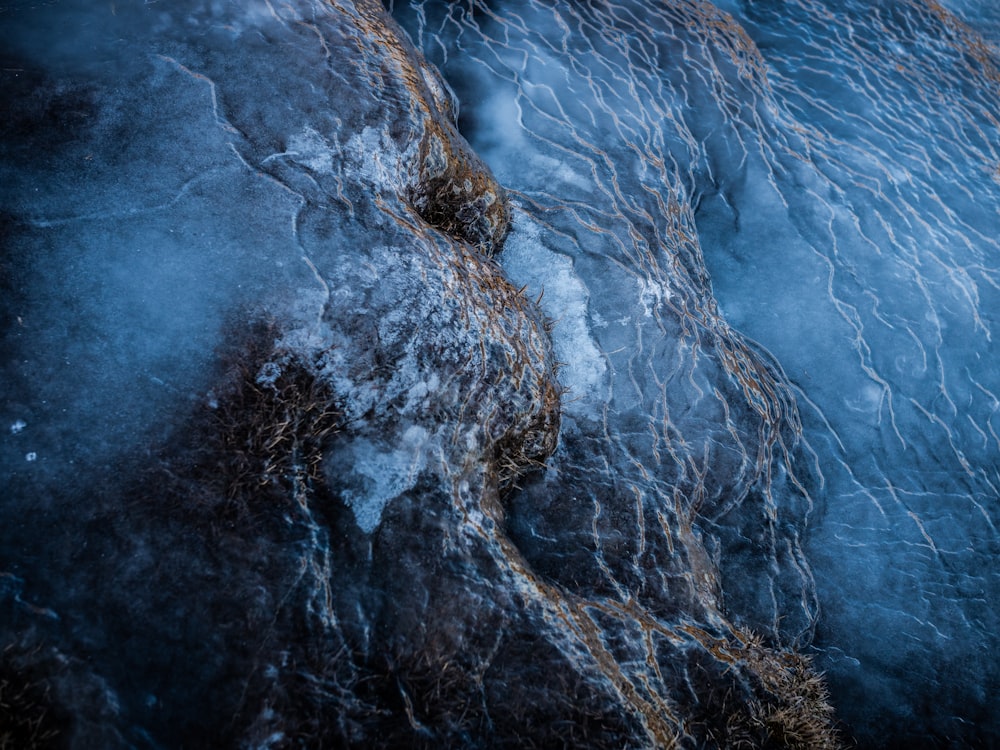Vue aérienne des vagues d’eau frappant les rochers