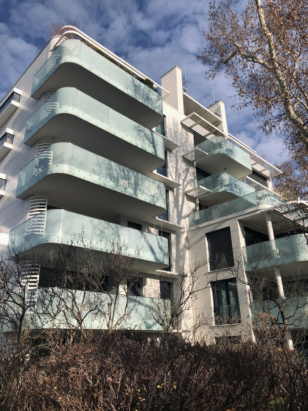 Edificio blanco y gris de 5 plantas