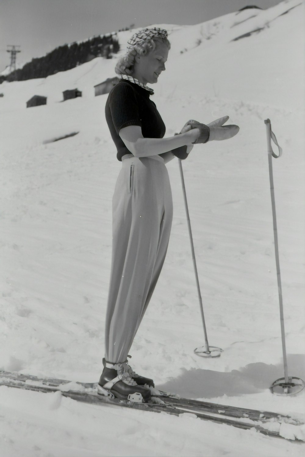 スノーボードを使用する女性のグレースケール写真