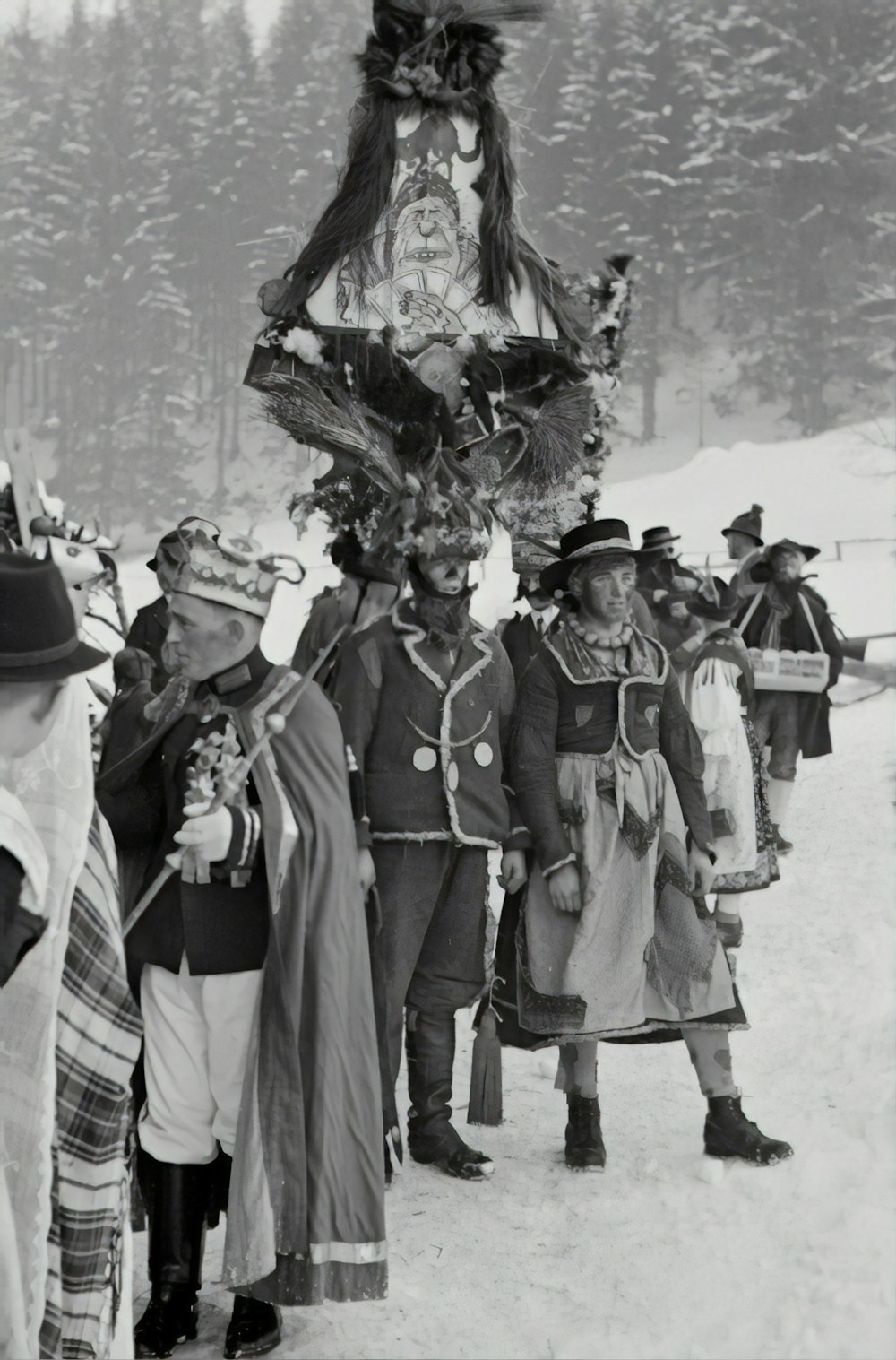 fotografia em tons de cinza de homens em pé na neve