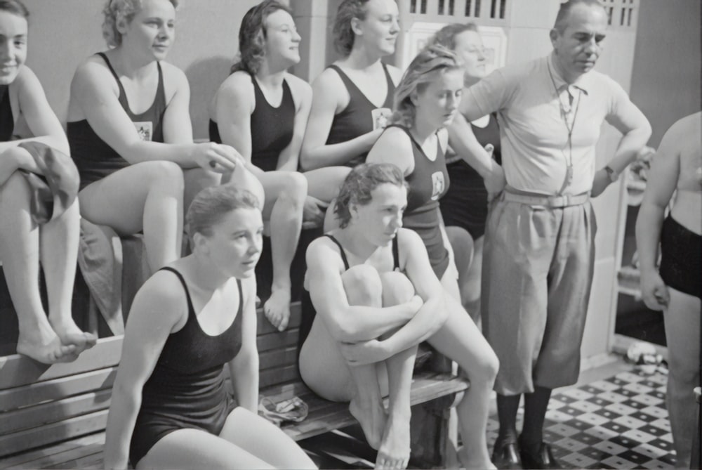 Graustufenfotografie von Frauen in Monokinis