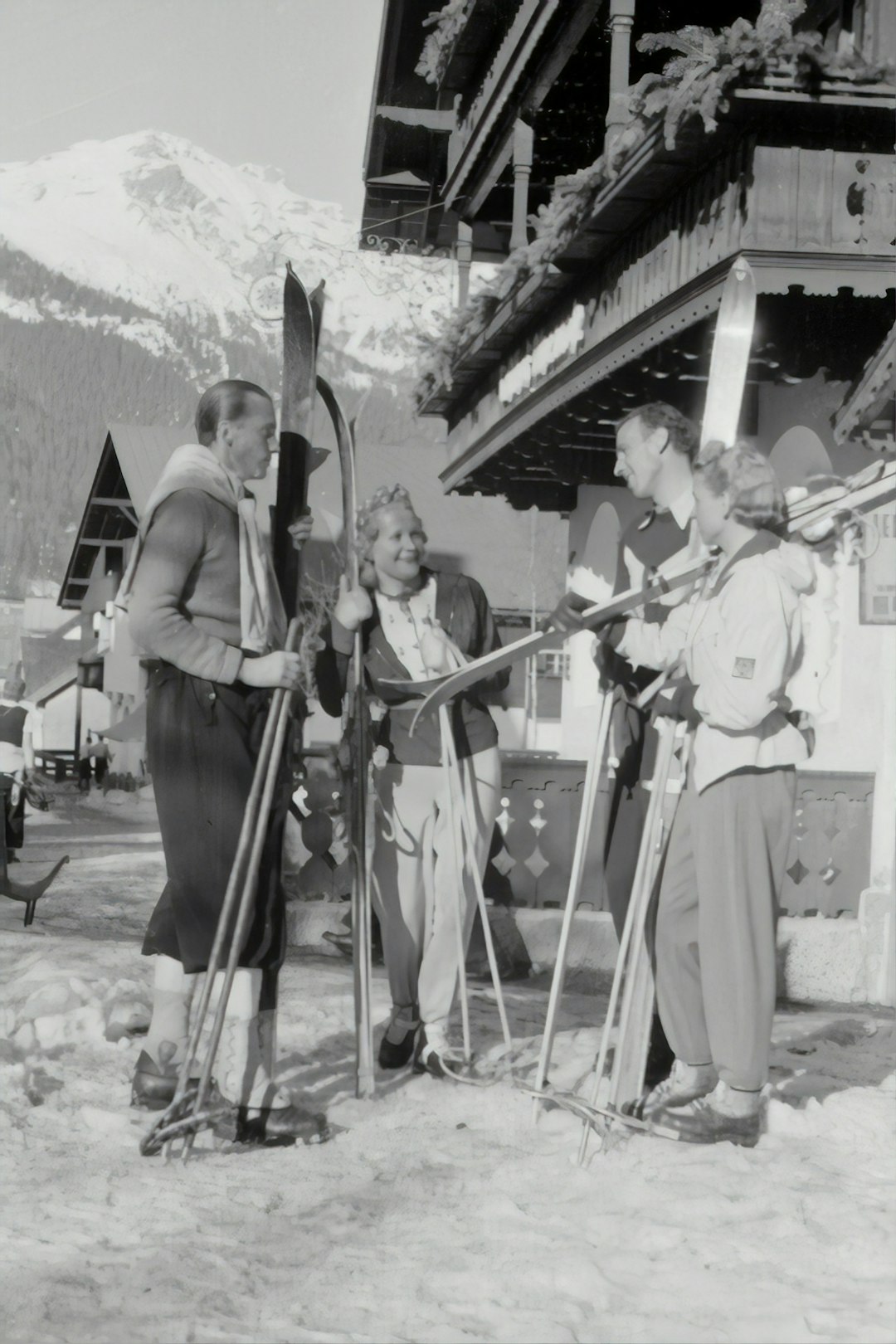 People with skis in front of the hotel, 1940
