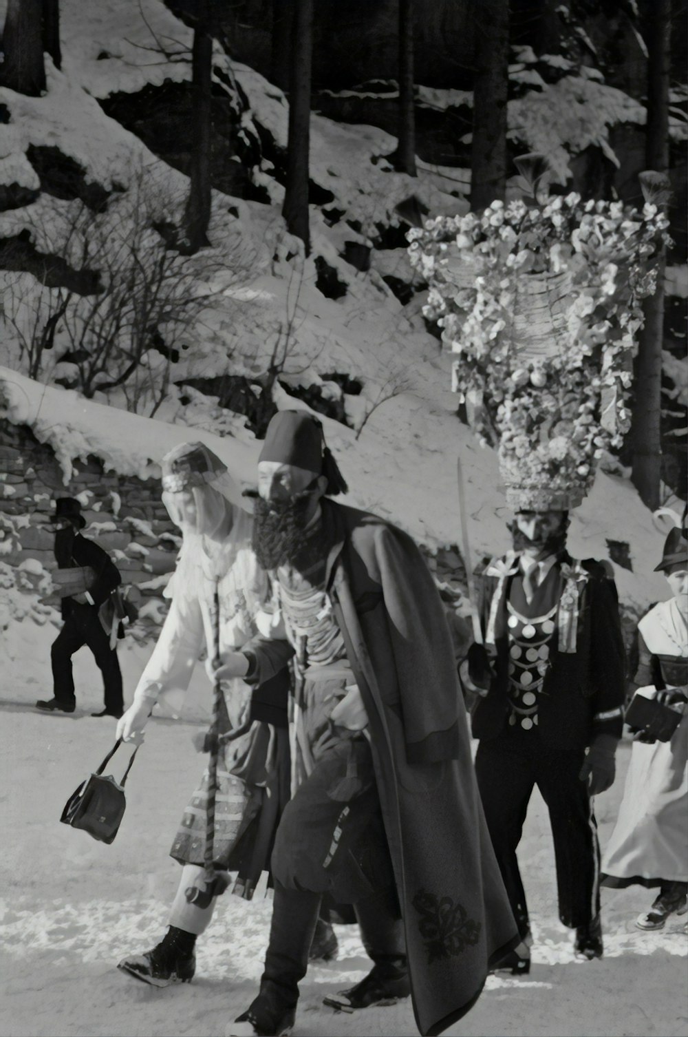 Photographie en niveaux de gris d’hommes marchant sur la neige