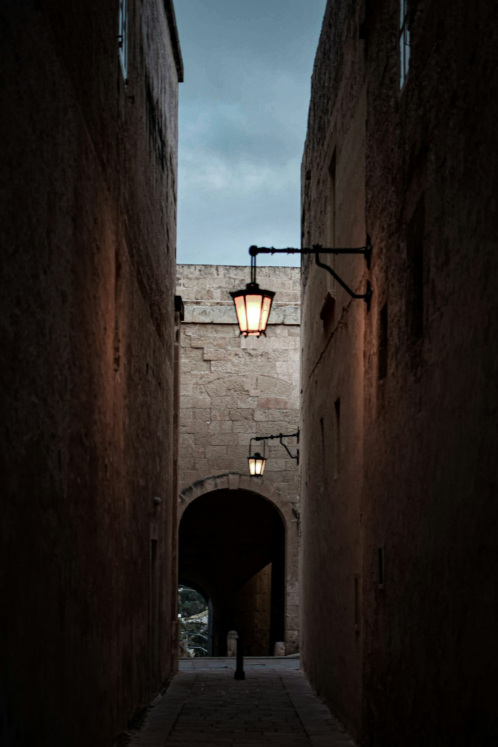 lampadaire noir allumé