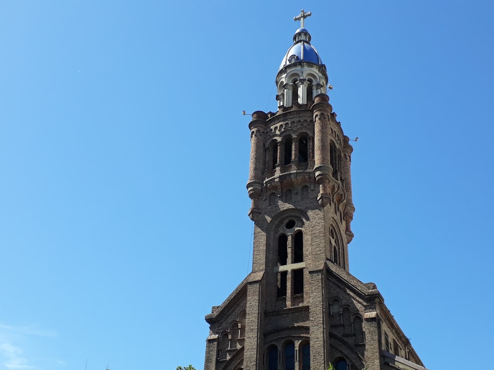 église en béton gris