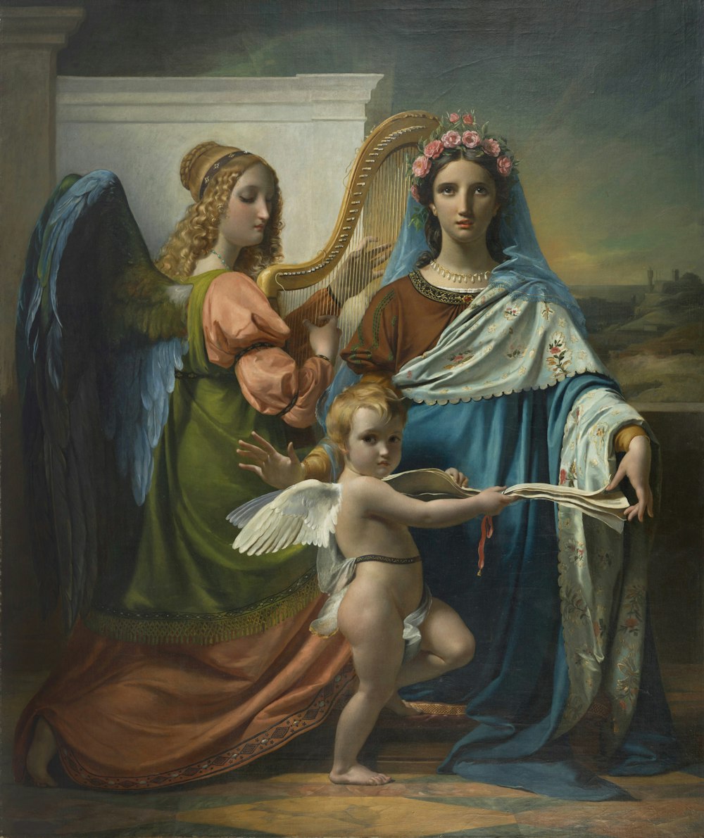 Femme en robe verte et marron tenant une peinture de bébé