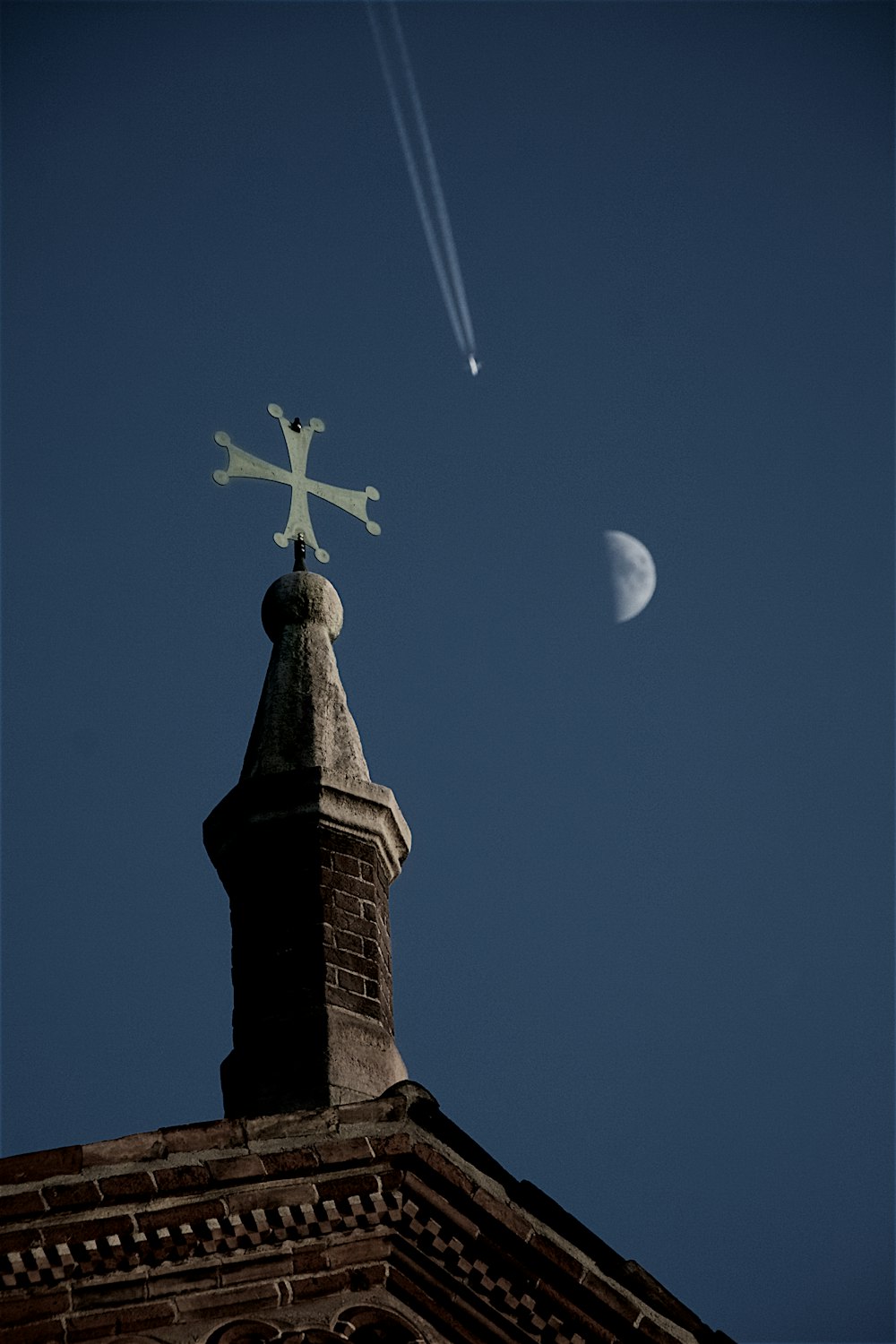 Graue Betonkirche tagsüber