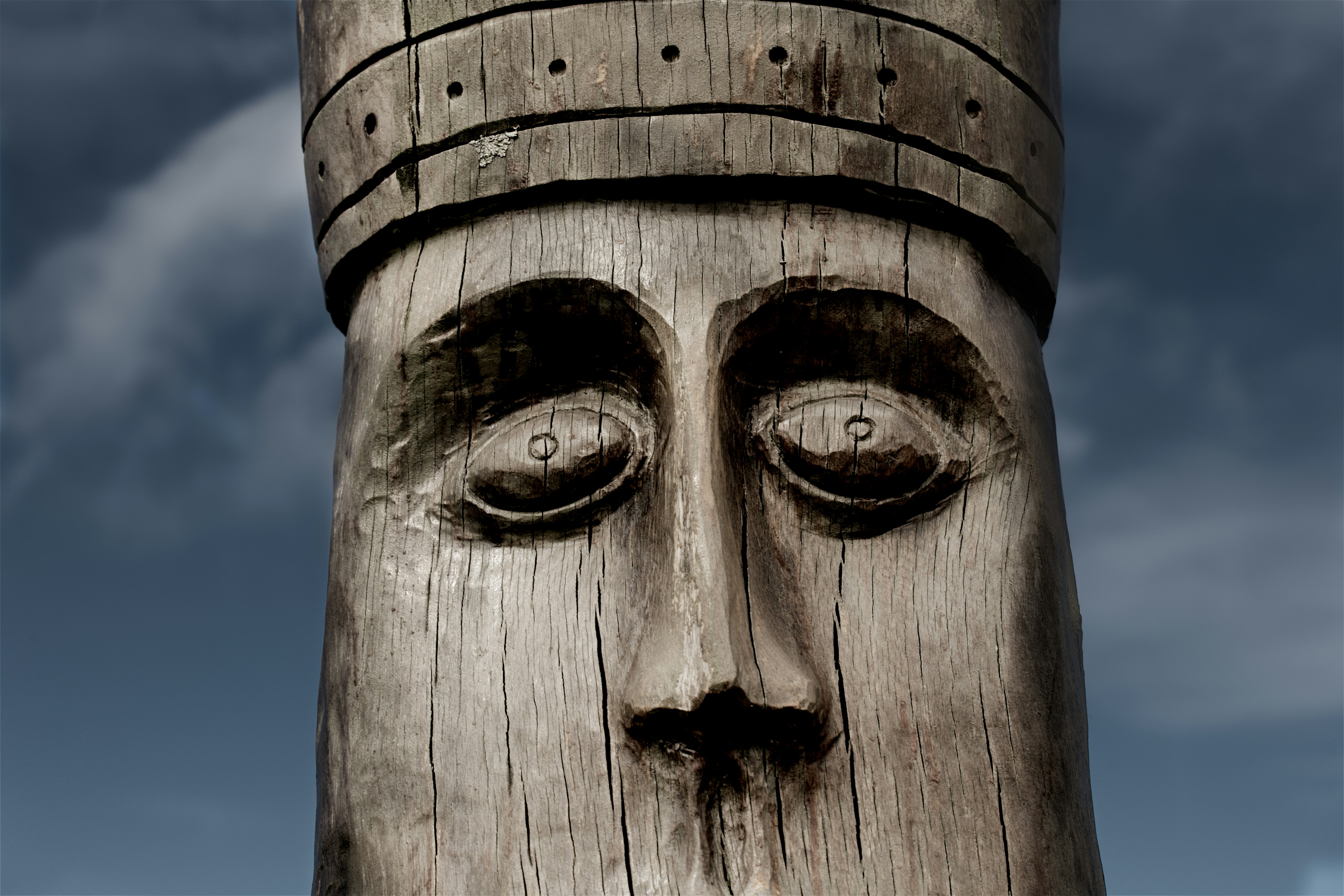 close-up photography of brown wooden statue during daytime, 