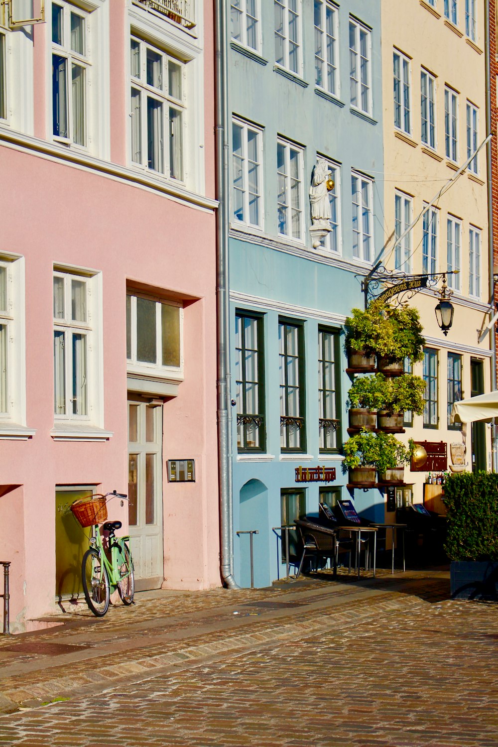 Bâtiment en béton rose et bleu