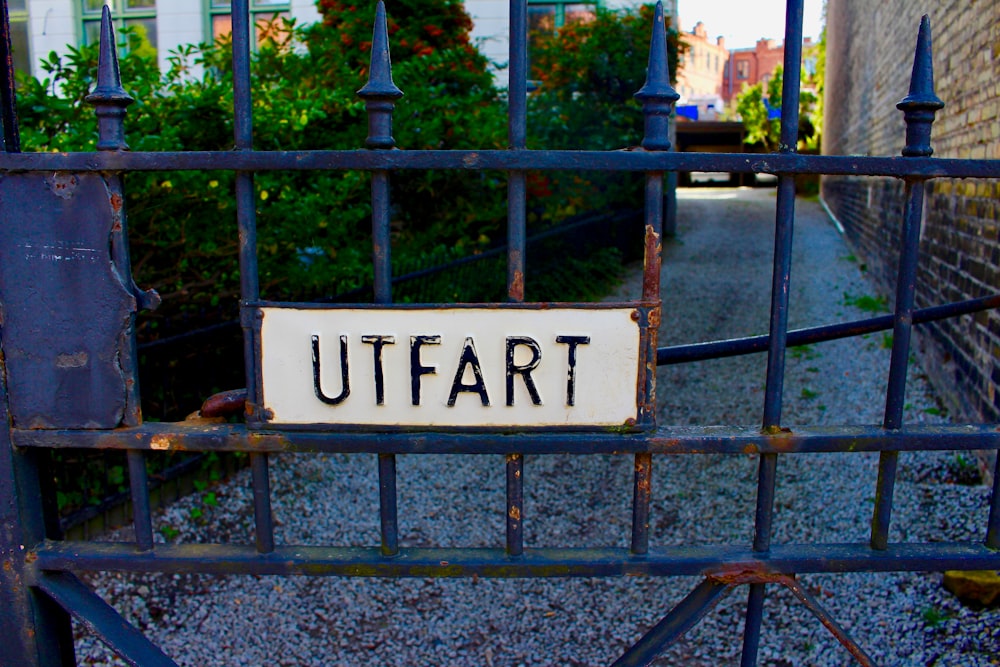 Signalisation UTFART sur le portail pendant la journée
