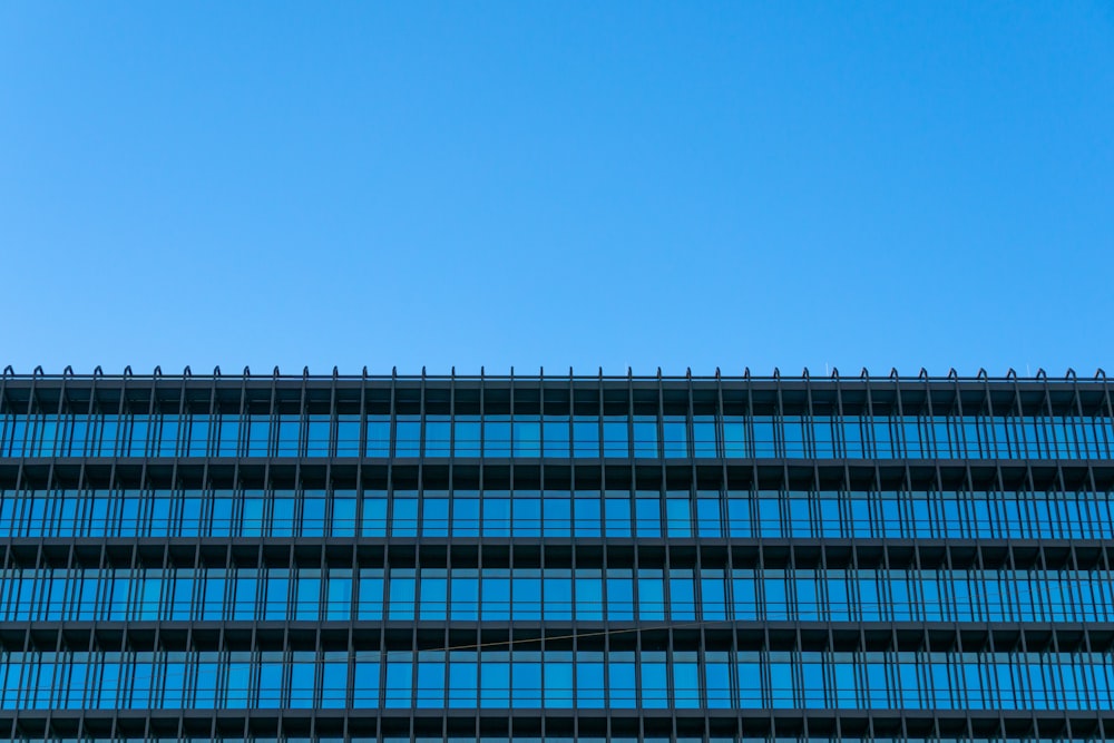 Architekturfotografie eines Gebäudes mit blauen und grauen Glaswänden