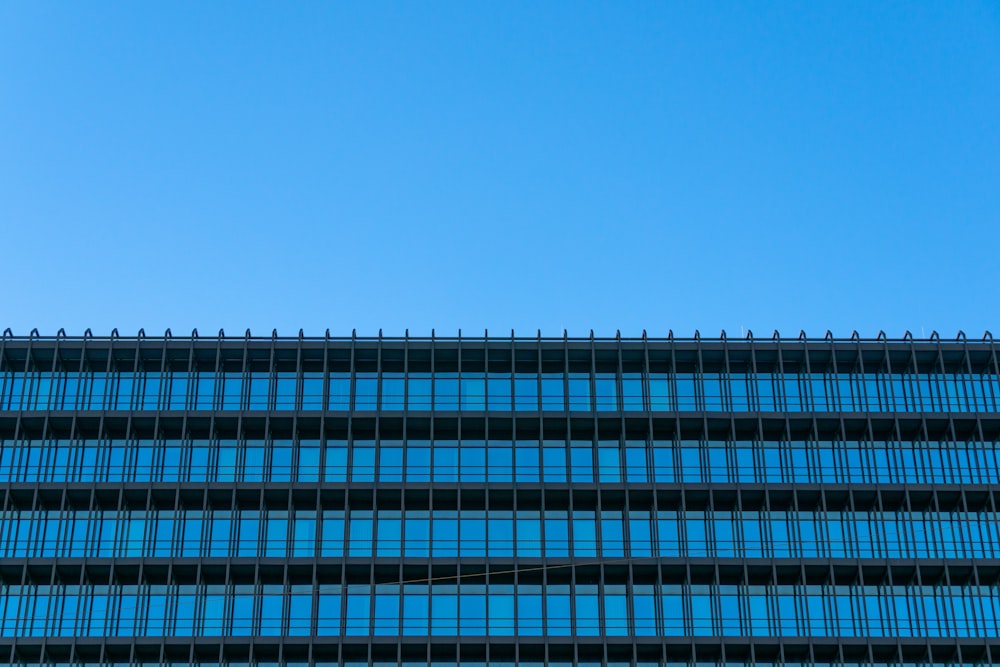 photographie d’architecture d’un bâtiment aux murs de verre bleu et gris