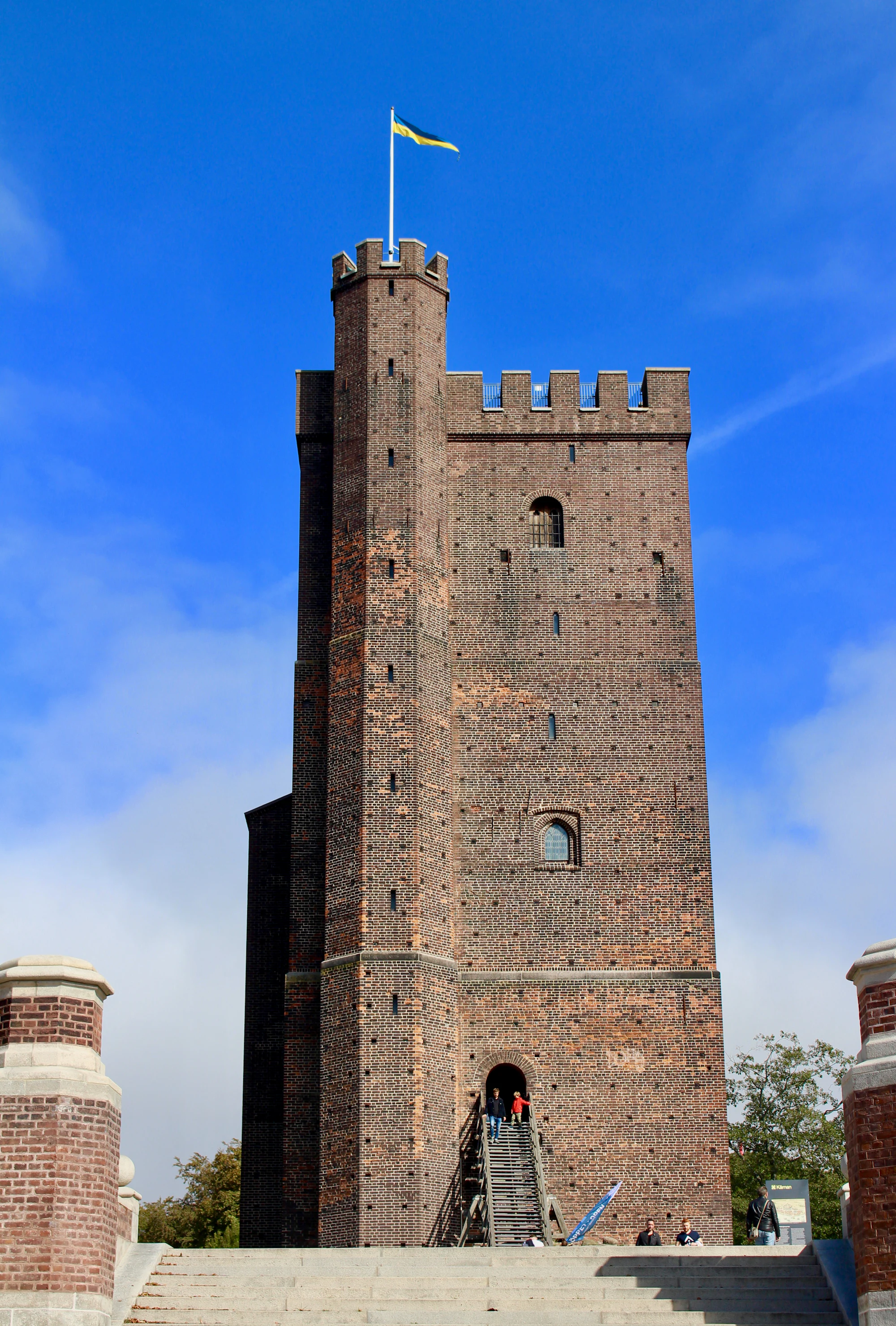 Människor framför Kärnan i Helsingborg