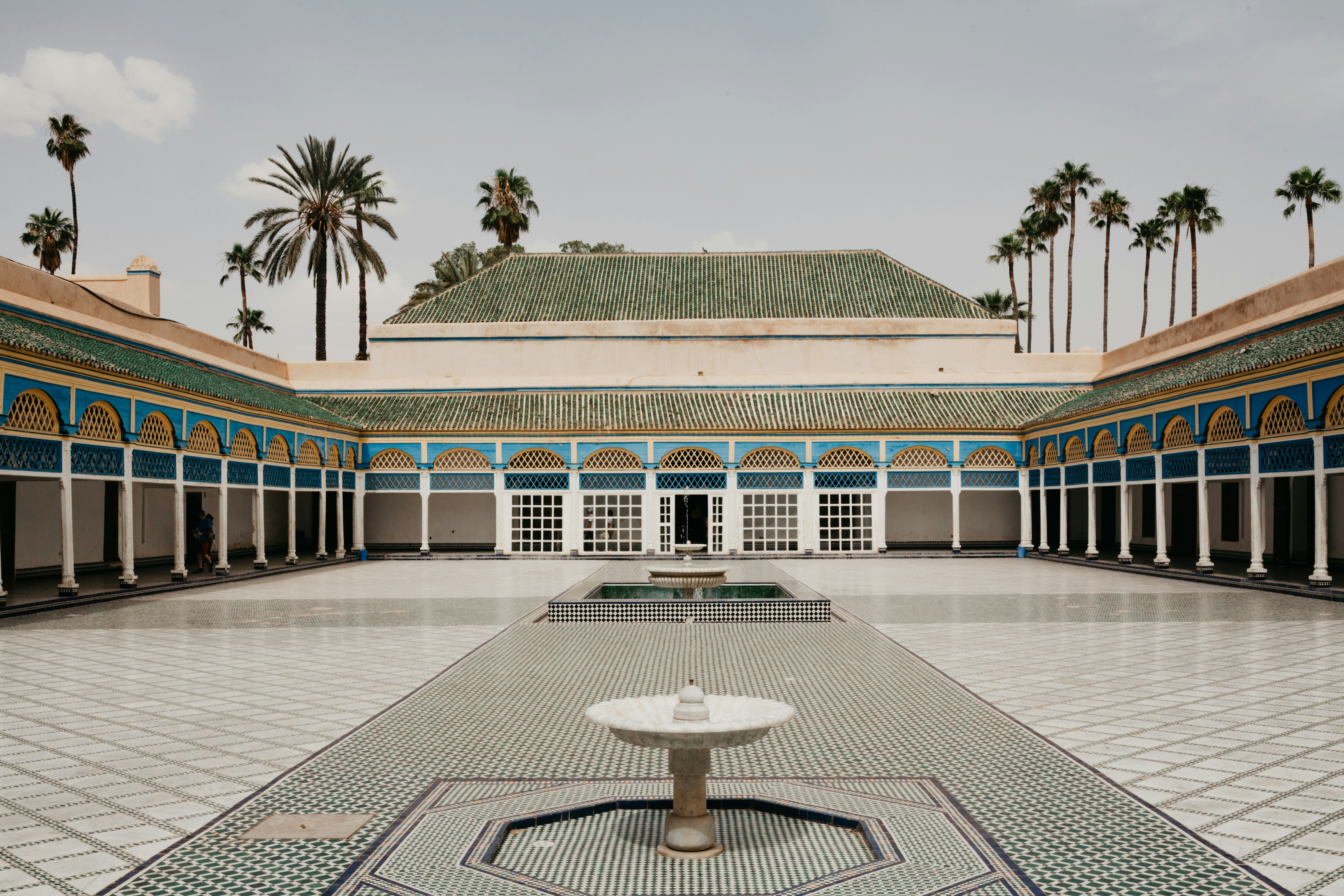 Fountain between structures photo – Free Grey Image on Unsplash