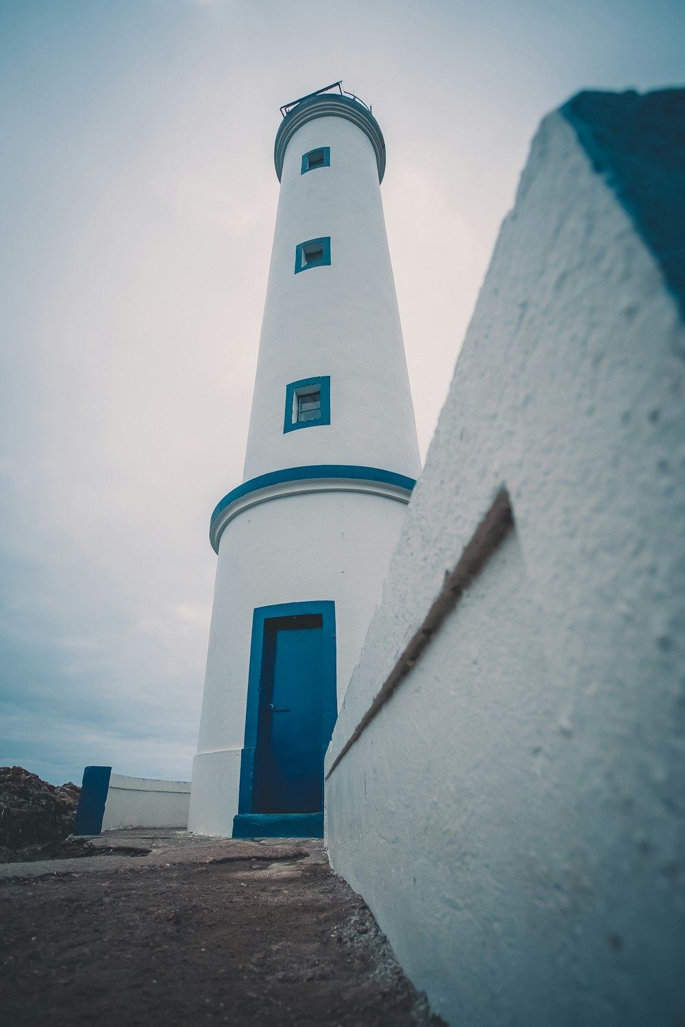 fotografia del faro bianco e blu