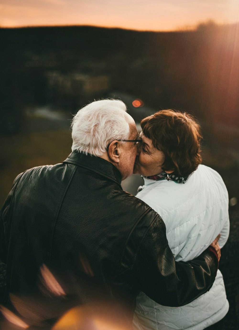fotografía de enfoque selectivo de besar a hombre y mujer
