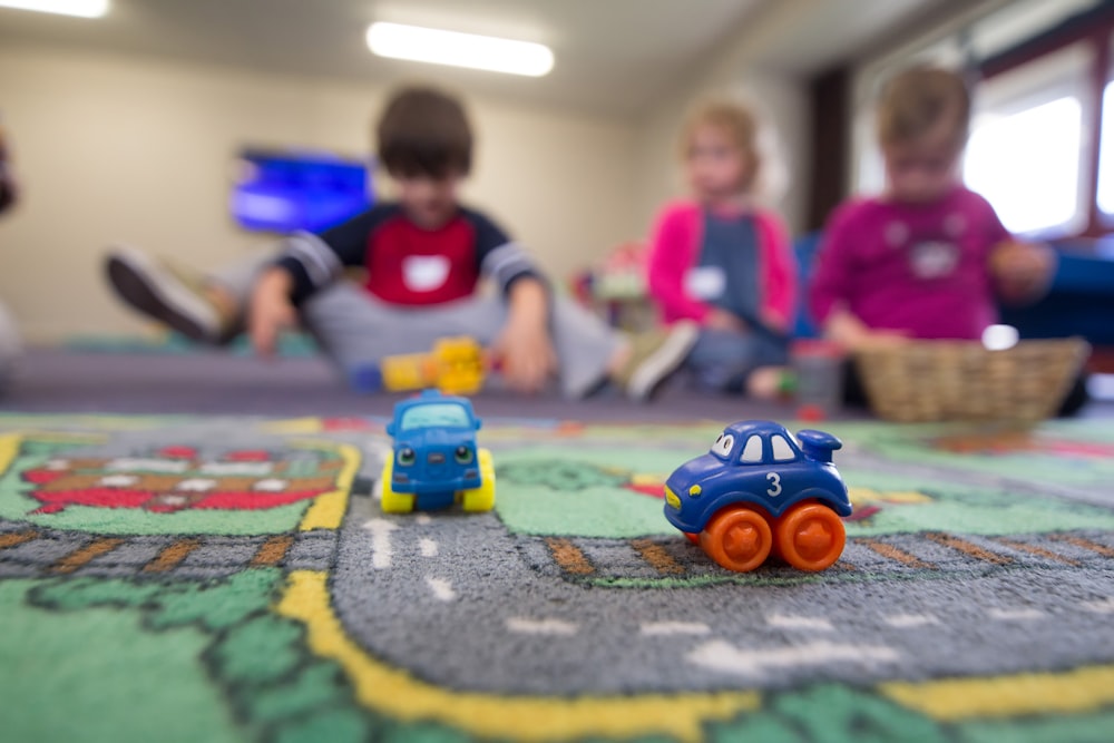 Eine Gruppe von Kindern, die mit Spielzeug auf dem Boden spielen