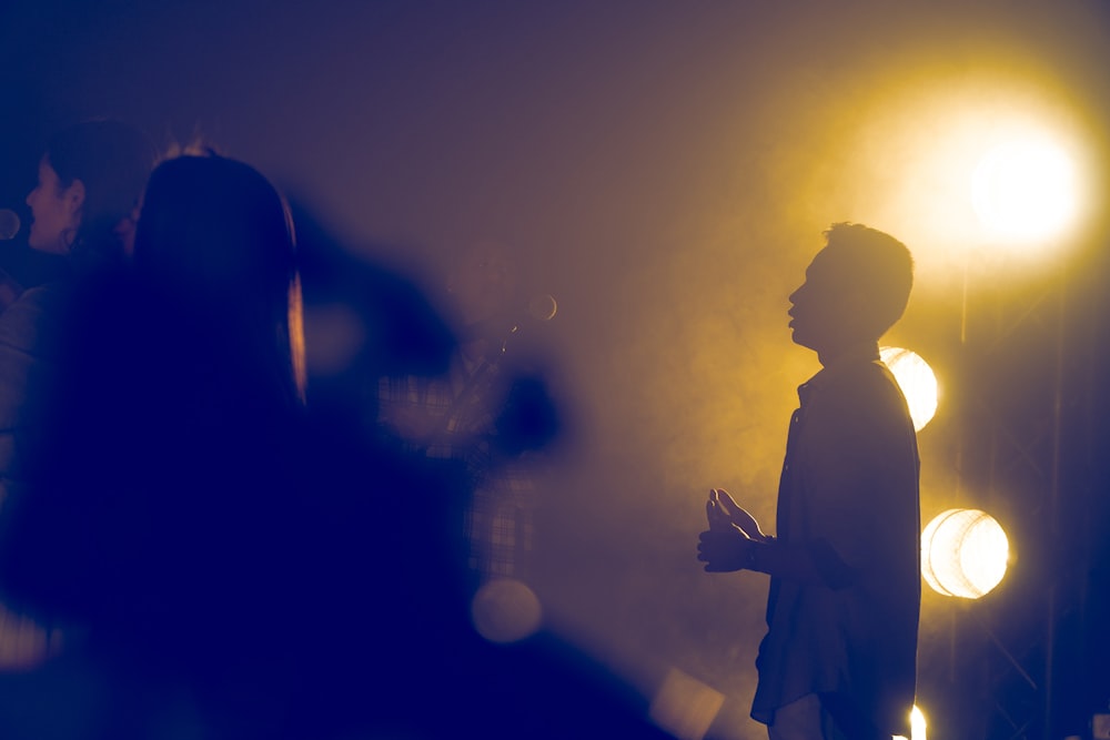 Homme debout près des lumières