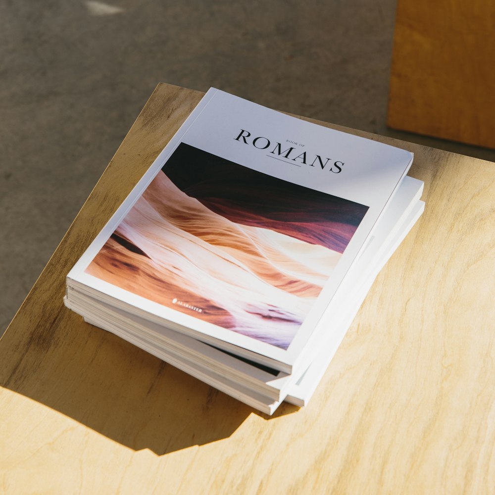 pile de magazines romains sur la table d’appoint