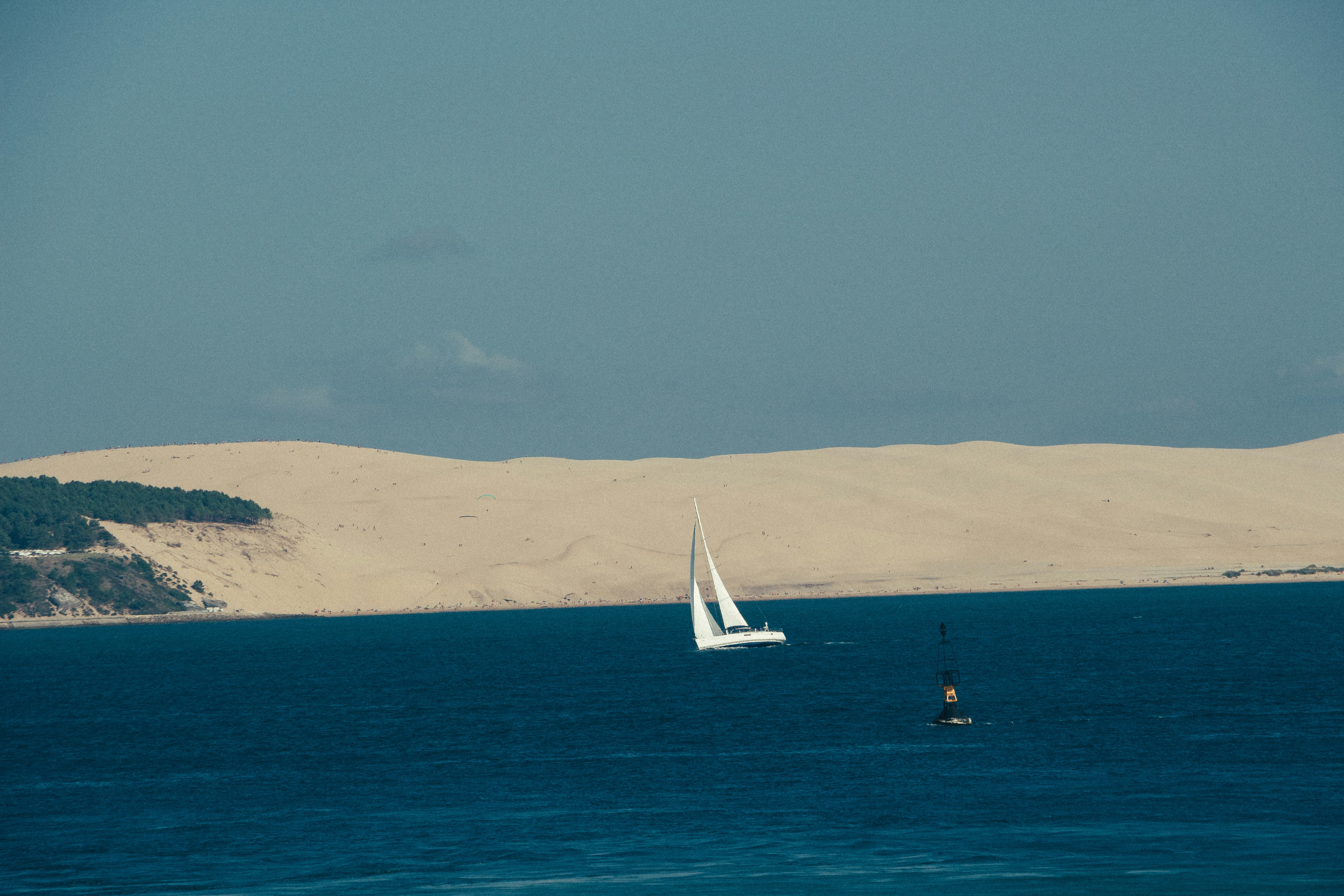 Le voilier et la dune