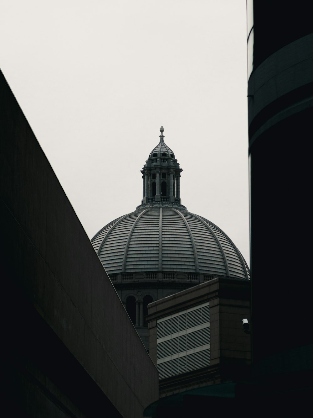 Blick auf die Kuppelkirche Blick zwischen den Gebäuden