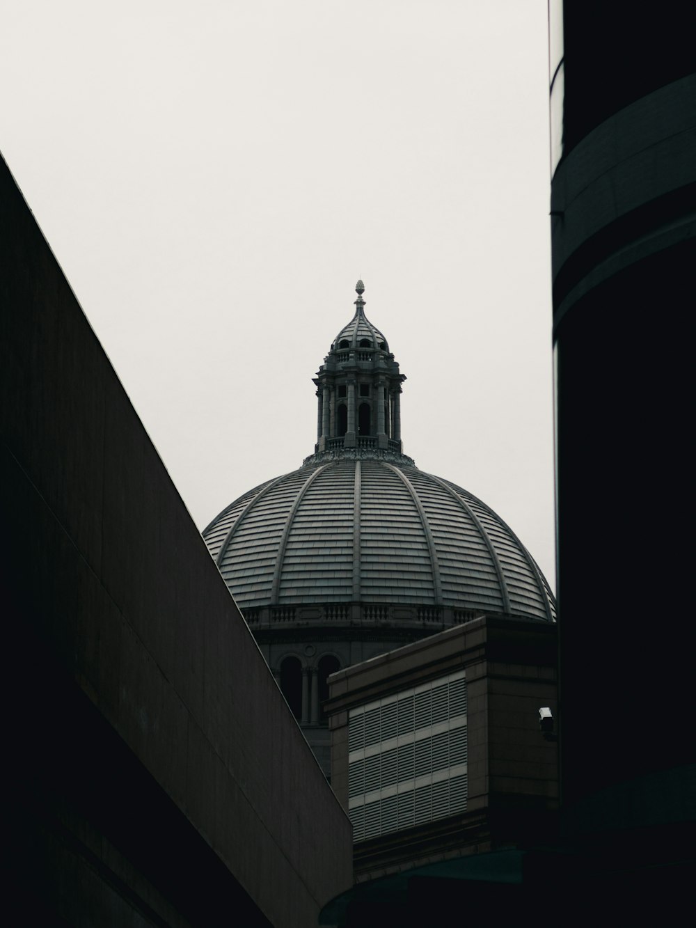 Vista de la iglesia de la cúpula Vista entre edificios