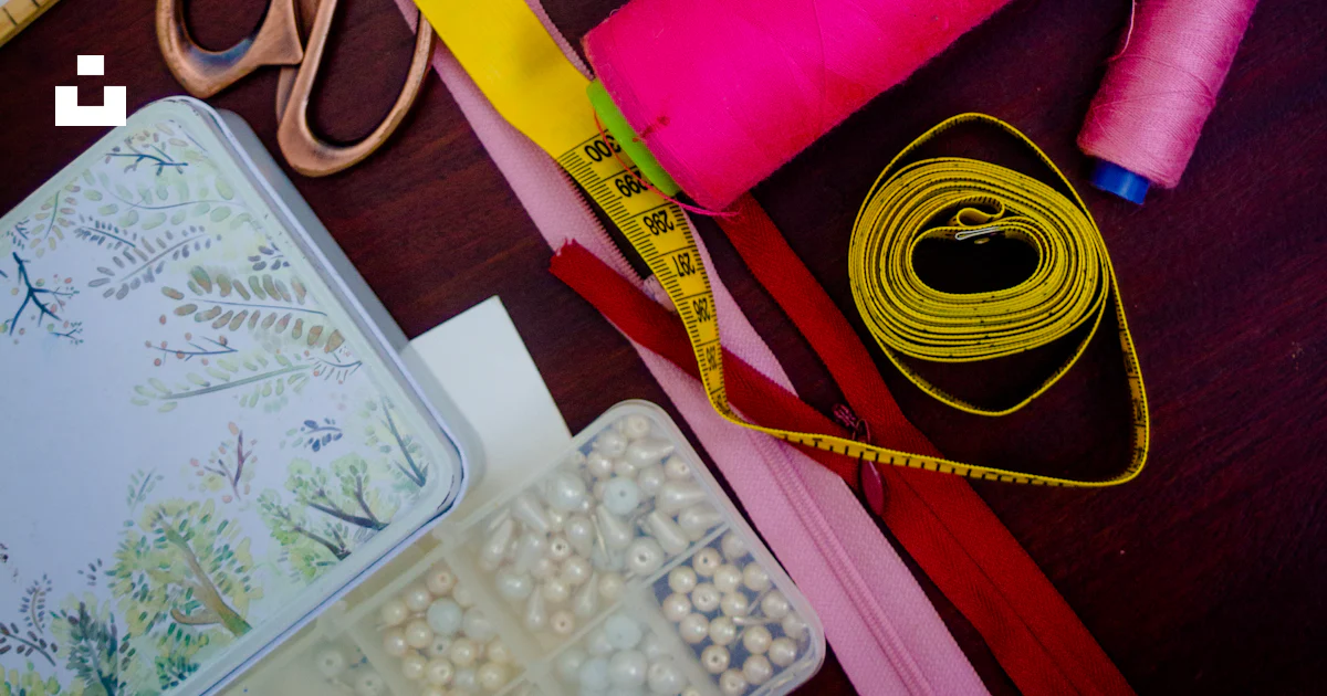 Threads with spools beside scissors photo – Free Workshop Image on Unsplash