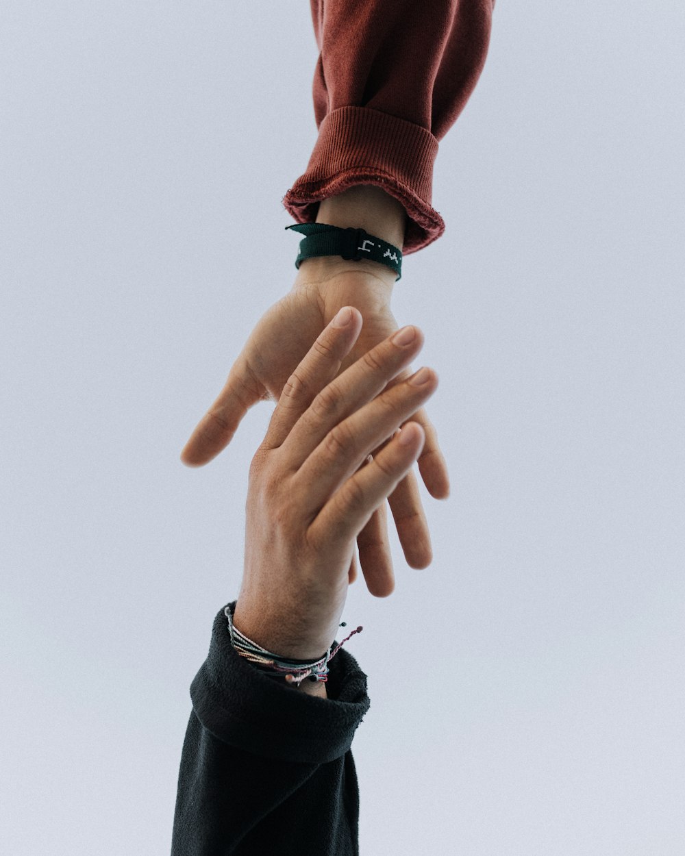 Vue des mains de deux personnes