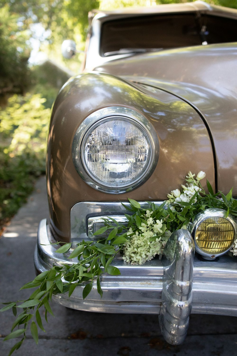 braunes Fahrzeug mit Blumen