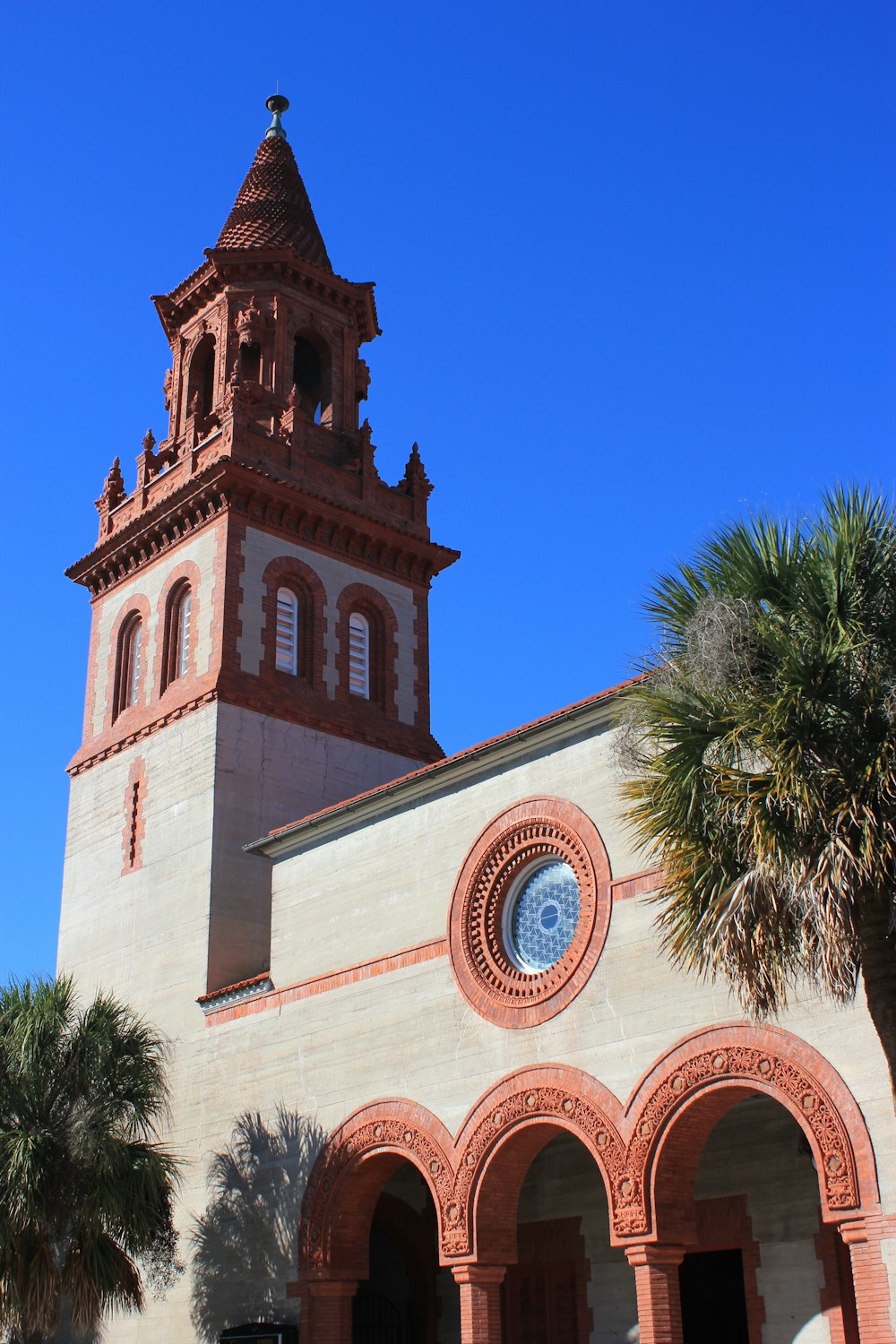 Veduta della chiesa dipinta di marrone e bianco