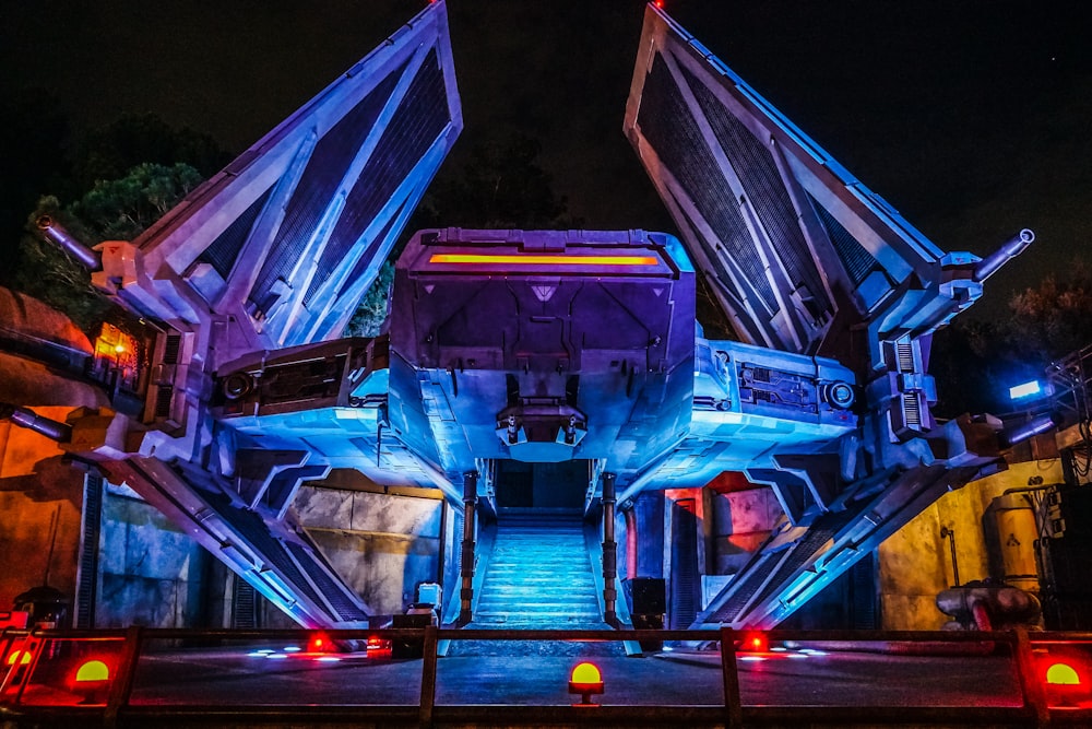 edificio illuminato piano triangolare