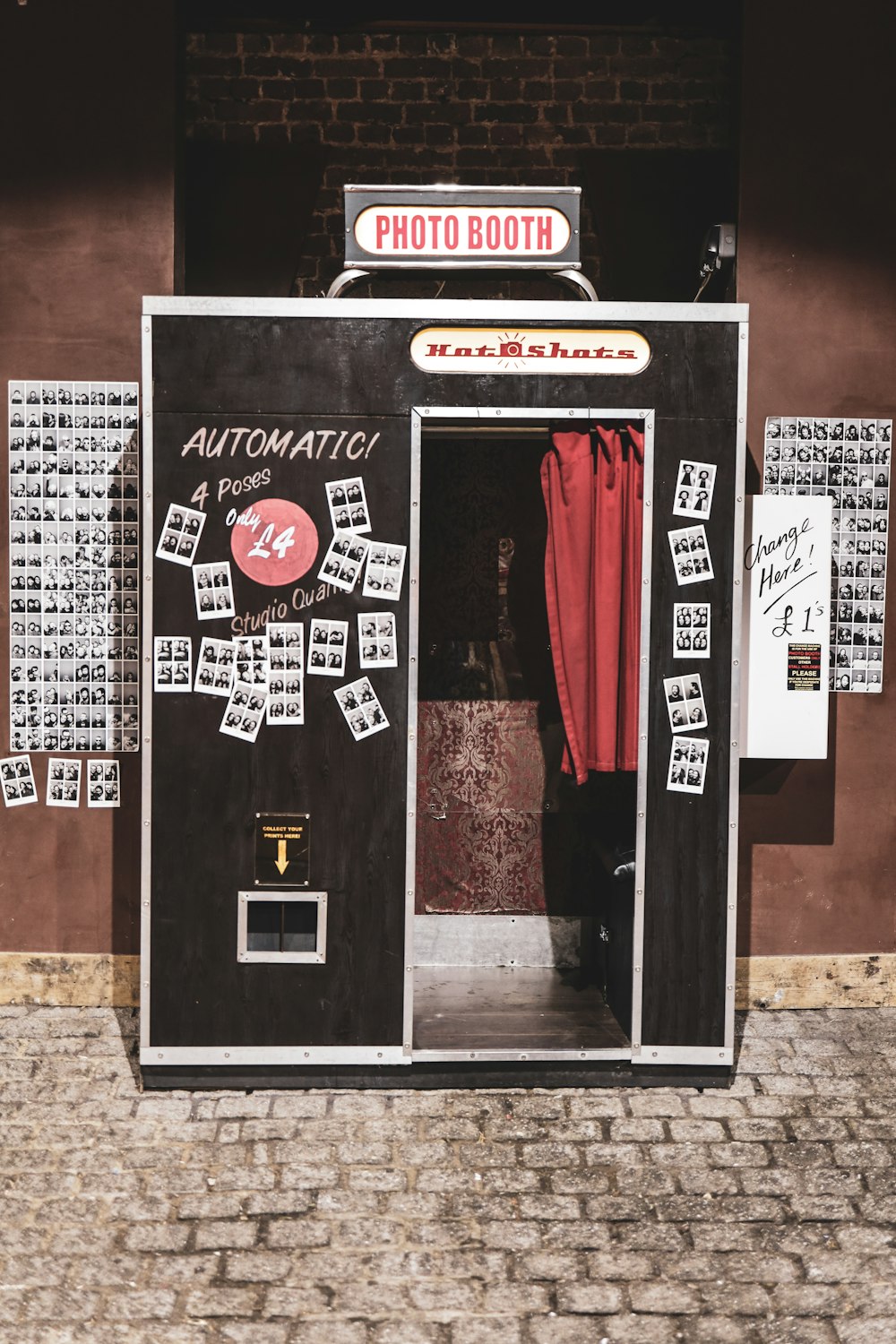 cabina fotografica in bianco e nero che mostra la porta aperta