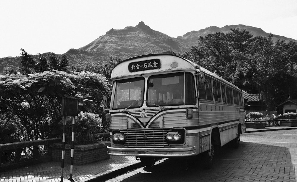 Foto en escala de grises del autobús