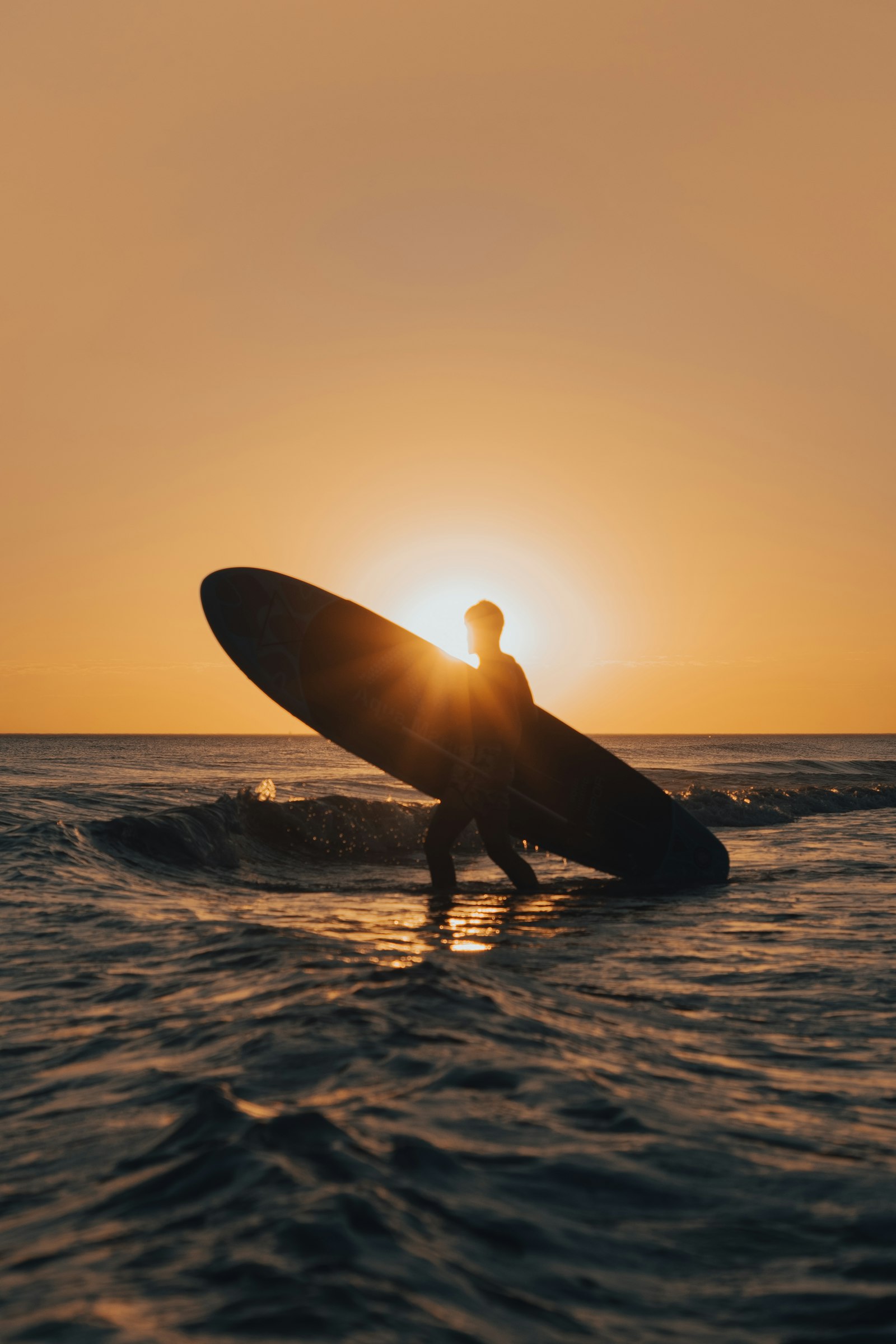 Nikon D5300 + Nikon AF Nikkor 50mm F1.8D sample photo. Man holding surfboard on photography